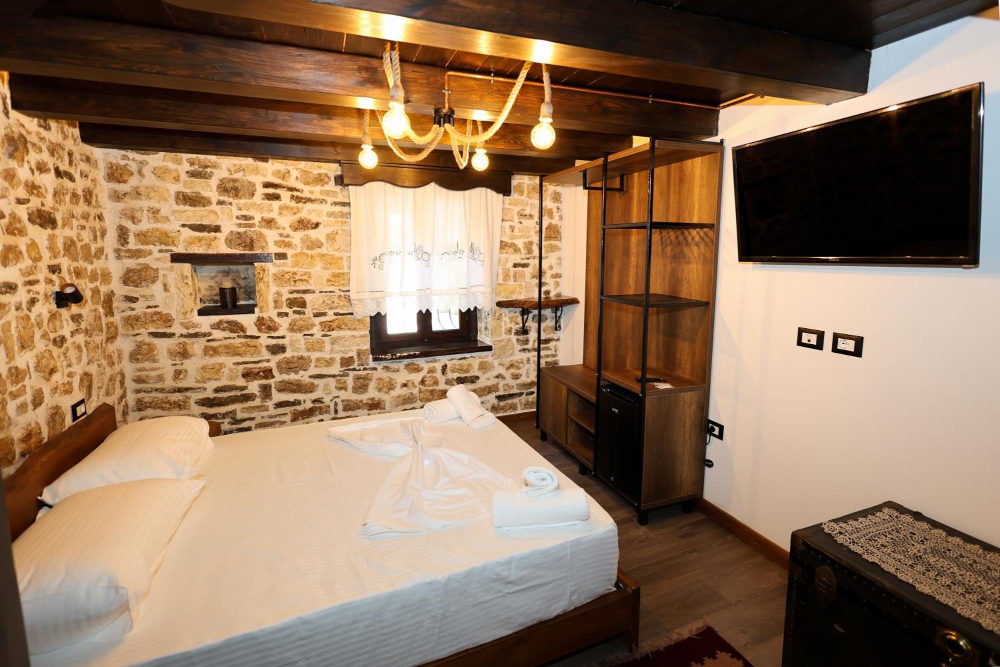 Ador Boutique Hotel Berat Zewnętrze zdjęcie