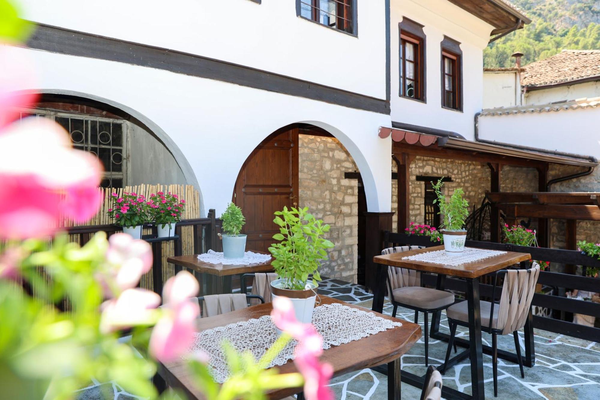 Ador Boutique Hotel Berat Zewnętrze zdjęcie