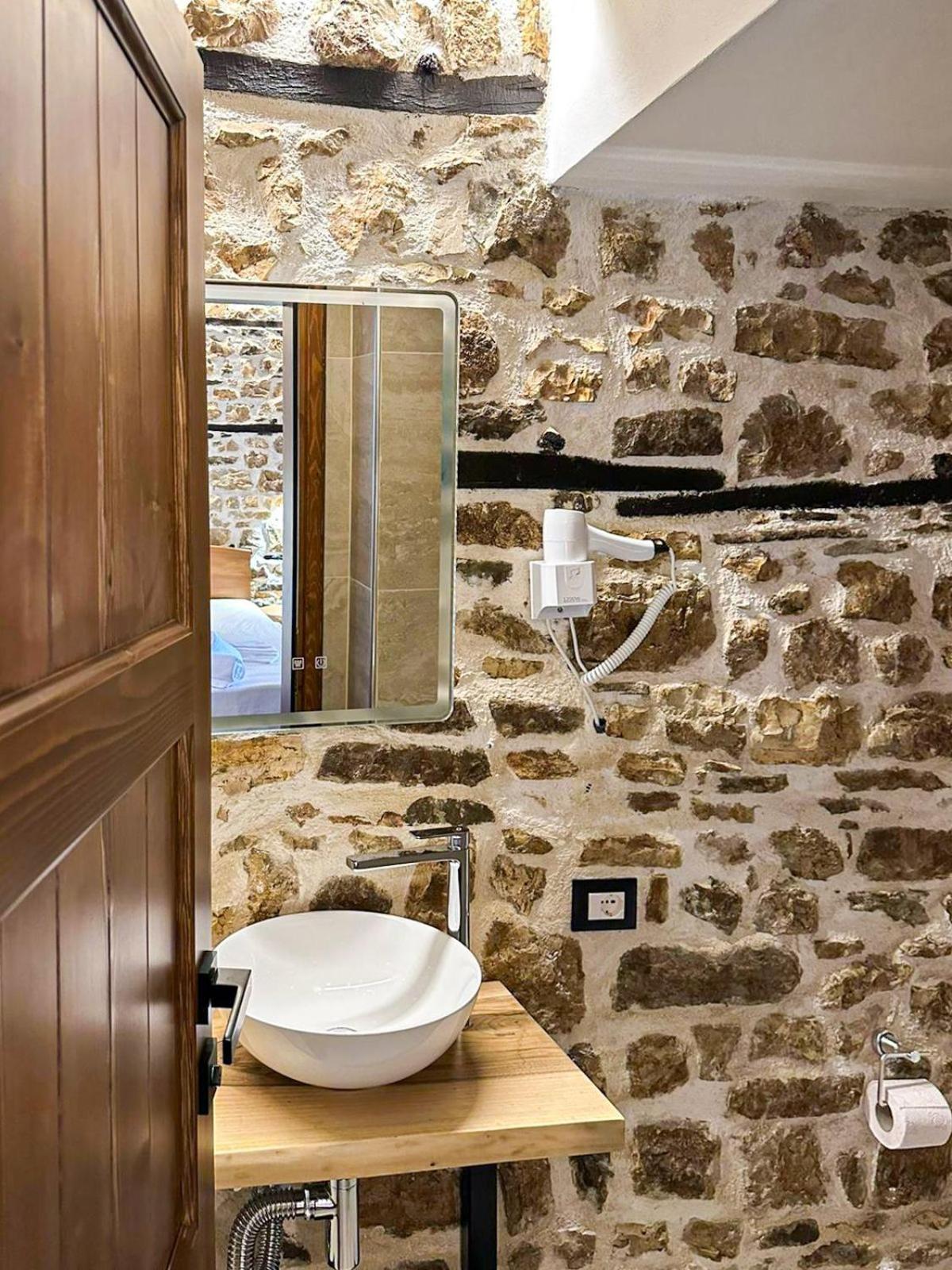 Ador Boutique Hotel Berat Zewnętrze zdjęcie